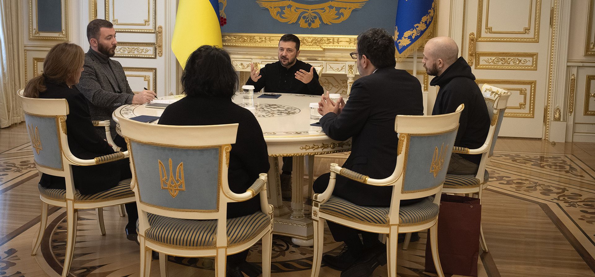 El presidente ucraniano, Volodymyr Zelenskyy, se reúne con la presidenta de Associated Press, Daisy Veerasingham, y el vicepresidente de recopilación de noticias globales, Paul Haven, y otros periodistas de AP, en Kiev, Ucrania, el miércoles 2 de octubre de 2024. Veerasingham estaba en Ucrania para hablar sobre las operaciones de AP y el compromiso de la empresa de contar la historia de lo que está sucediendo en el país. (Foto AP/Efrem Lukatsky) El presidente ucraniano, Volodymyr Zelenskyy, se reúne con la presidenta de Associated Press, Daisy Veerasingham, y el vicepresidente de recopilación de noticias globales, Paul Haven, y otros periodistas de AP, en Kiev, Ucrania, el miércoles 2 de octubre de 2024. Veerasingham estaba en Ucrania para hablar sobre las operaciones de AP y el compromiso de la empresa de contar la historia de lo que está sucediendo en el país. (Foto AP/Efrem Lukatsky)