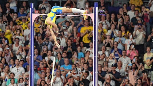 ¡Impactante! Armand Duplantis rompió dos récords y se llevó la medalla de oro