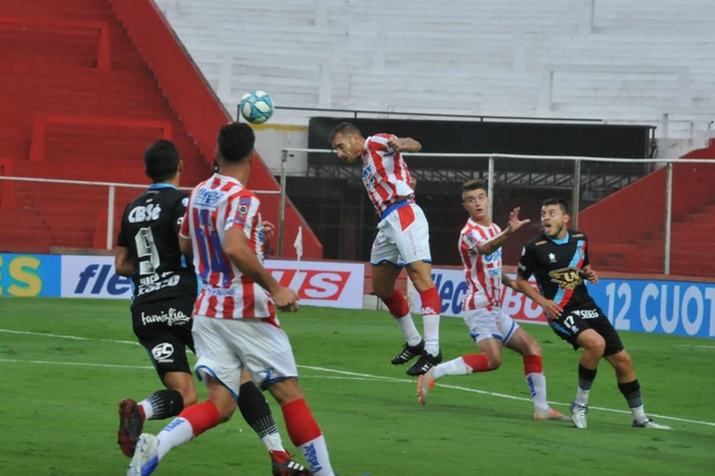 Luego de 228 días Unión vuelve a jugar y cambia además del técnico a más de medio equipo.