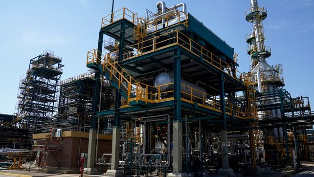 Por qué Shell vende una refinería y 700 estaciones en Argentina
