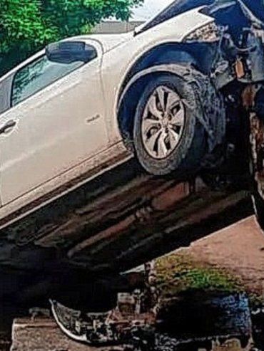 Una joven chocó contra una estructura metálica y el auto quedó sobre una boca de tormenta