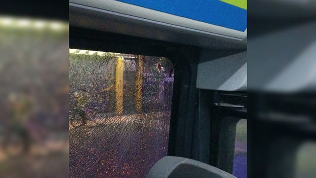El colectivo tenía una ventanilla rota cuando llegó al taller.