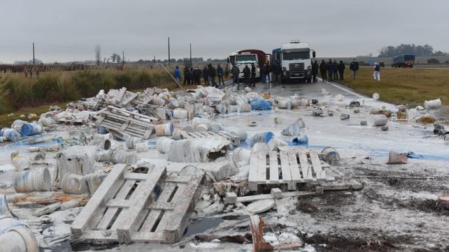 La carga de uno de los camiones quedo totalmente esparcida en la traza.