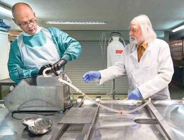 El profesor (de blanco) pagó a la firma Cryonic Institute 21.000 euros para que descongelen su cuerpo 150 años más tarde.