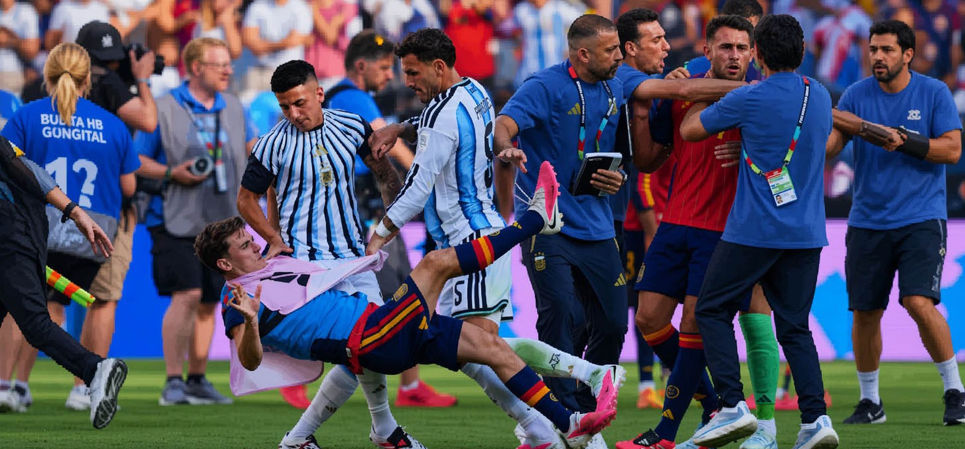 ARCHIVO - Leandro Paredes (5) de Argentina derriba a Gavi (9) de España mientras los entrenadores argentinos, a la derecha, forcejean con Eric García (4) de España tras la final del Mundial de fútbol entre España y Argentina en East Rutherford, Nueva Jersey, cerca de Nueva York, el domingo 19 de julio de 2026. (Foto AP/Julio Cortez, Archivo). Hoy se publicaron las sanciones por parte de la FIFA. Leandro Paredes: 10 partidos de suspensión y multa de 90.000 USD Nahuel Molina: siete partidos de suspensión y multa de 90.000 USD Thiago Almada: un partido de suspensión y multa de 30.000 USD Roberto Ayala: tres partidos de suspensión y multa de 30.000 USD Gavi (España): un partido de suspensión y multa de 30.000 USD AFA: multa de 321.000 USD ARCHIVO - Leandro Paredes (5) de Argentina derriba a Gavi (9) de España mientras los entrenadores argentinos, a la derecha, forcejean con Eric García (4) de España tras la final del Mundial de fútbol entre España y Argentina en East Rutherford, Nueva Jersey, cerca de Nueva York, el domingo 19 de julio de 2026. (Foto AP/Julio Cortez, Archivo). Hoy se publicaron las sanciones por parte de la FIFA. Leandro Paredes: 10 partidos de suspensión y multa de 90.000 USD Nahuel Molina: siete partidos de suspensión y multa de 90.000 USD Thiago Almada: un partido de suspensión y multa de 30.000 USD Roberto Ayala: tres partidos de suspensión y multa de 30.000 USD Gavi (España): un partido de suspensión y multa de 30.000 USD AFA: multa de 321.000 USD