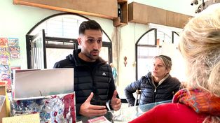 Federico Lifschitz le cuenta a una comerciante su proyecto de seguridad de los centros comerciales a cielo abierto.