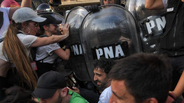 Fuerzas de seguridad avanzaron sobre manifestantes frente al Congreso