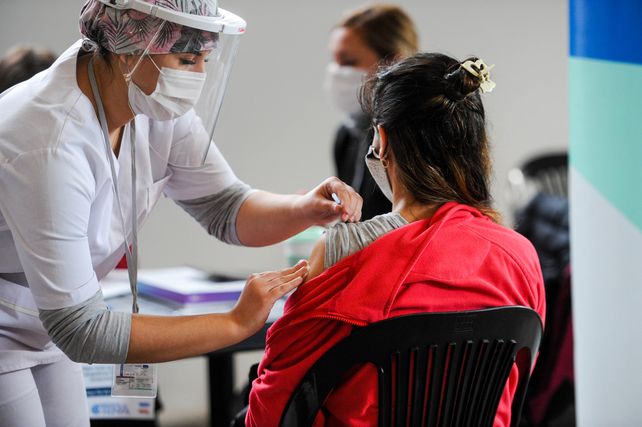 El ritmo de vacunación contra el Covid bajó y las autoridades insisten en que es necesario sostener el esquema de inoculación debido a la suba de casos en Santa Fe. El ritmo de vacunación contra el Covid bajó y las autoridades insisten en que es necesario sostener el esquema de inoculación debido a la suba de casos en Santa Fe.