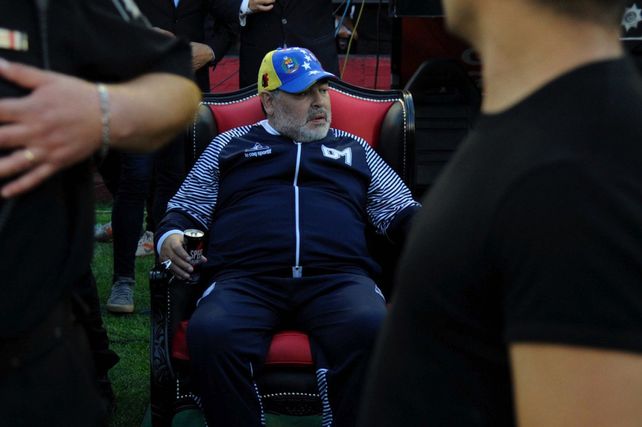 Los hinchas de Newells preparan una fiesta para recibir a Maradona