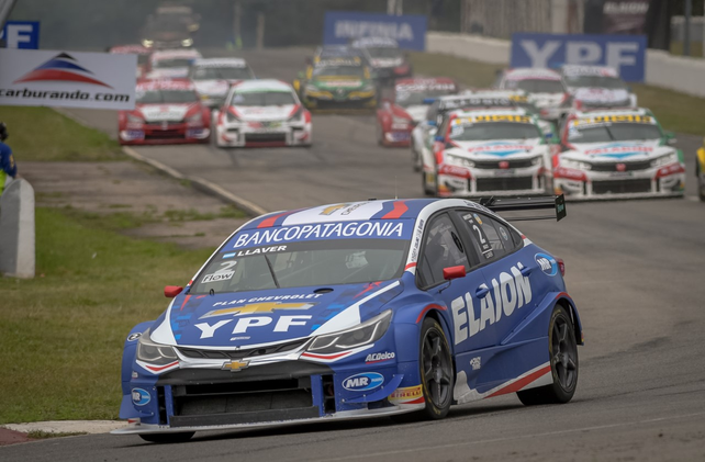 Excelente victoria consiguió el mendocino Bernardo Llaver en la carrera final de la tercera fecha del Súper TC2000 en Córdoba.