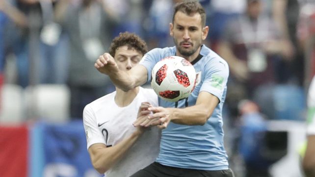 El uruguayo Cristhian Stuani disputa una pelota con el francés Benjamin Pavard.