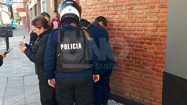 Un policía sorprendió a una pareja cuando robaba en un comercio