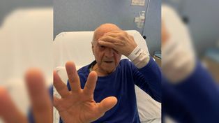 El paciente en una sala del Hospital Molinette de Turín observando siluetas tras la intervención quirúrgica.