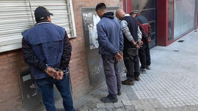 Los presuntos ladrones de cables que fueron detectados en Balcarce y Tucumán.&nbsp;