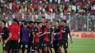 Michael Hoyos celebra su primer gol en Newells