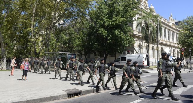 ¿En retirada? El desembarco de las tropas federales en Rosario se sigue dilatando. El gobierno nacional no confía en la Policía de Santa Fe y busca intervenirla.