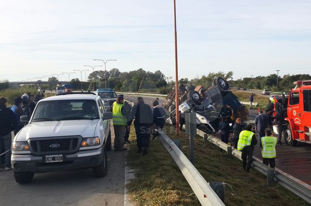 Un camión volcó sobre la ruta nº168