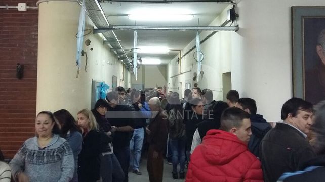Demoras de hasta una hora para votar en algunas escuelas de Santa Fe