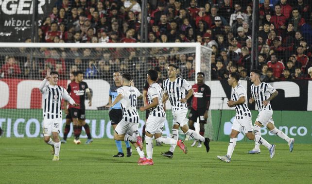 Talleres festeja el gol de Garro. Hoyos fue corresponsable de esa anotación.