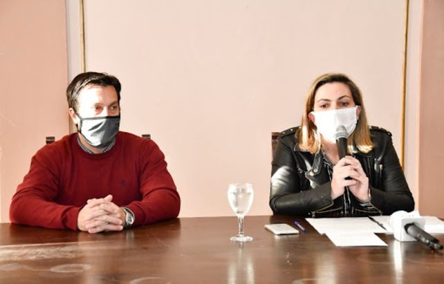 Conferencia. El intendente de Necochea y la secretaria de Salud ayer.