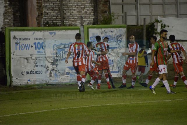 Atlético Paraná empató y quedó último en la zona