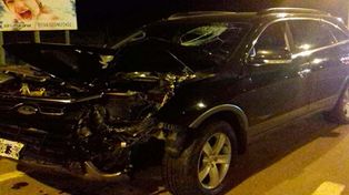 Impacto. La camioneta embistió con el frente, al lateral derecho de la moto, en el Acceso Norte.