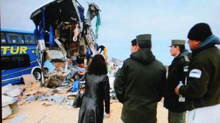 Doce muertos, entre ellos 9 gendarmes, al chocar dos micros y un camión en Chubut