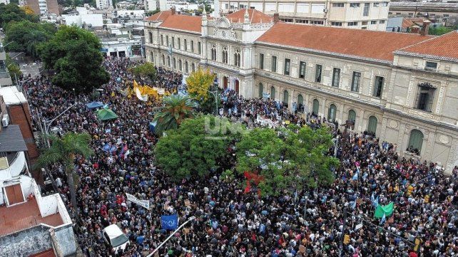 Miles de santafesinos se movilizaron al Rectorado de la UNL en defensa de la educación pública. Miles de santafesinos se movilizaron al Rectorado de la UNL en defensa de la educación pública.