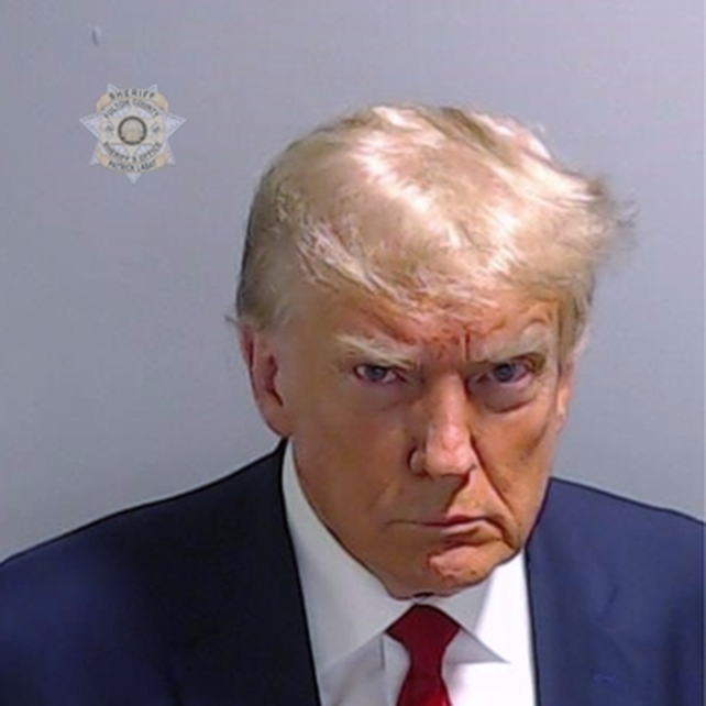 La foto policial que le tomaron a Donald Trump este jueves en la prisión de Fulton, Georgia. Estuvo detenido solo 20 minutos y la imagen vale oro para su campaña. 