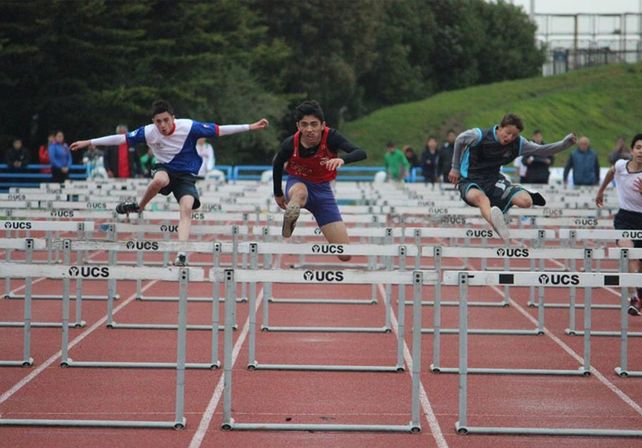 Representante de Santa Fe en la competencia de carrera con vallas.