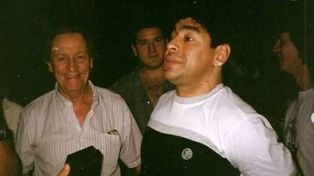 Diego Maradona en el teatro El Círculo tras presenciar la obra que tenía a Dalma como una de las protagonistas.&nbsp;