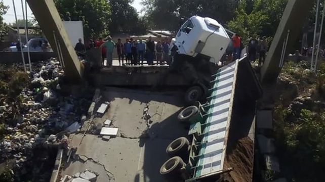 Colapsó un puente en Tucumán justo cuando lo cruzaba un camión