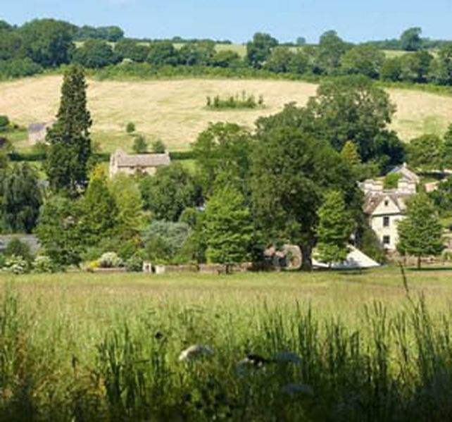 El pueblo adquirido se llama Little Rollright y está ubicado en Oxfordshire