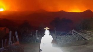 Una vecina salió a rezar con su cruz.&nbsp;