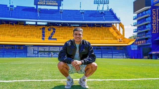Carlos Alcaraz posa delante de la tribuna donde se posiciona La 12.