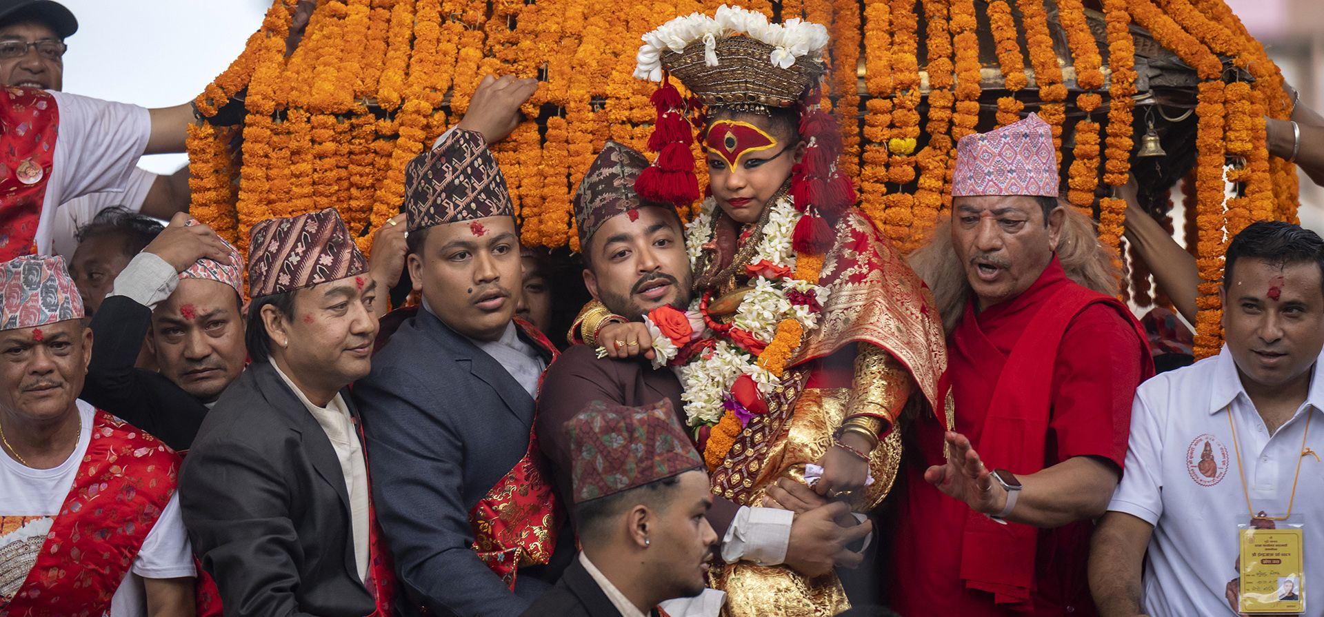 La diosa viviente Kumari reacciona mientras la llevan en brazos durante Indra Jatra, un festival que marca el final de la temporada de lluvias en Katmandú, Nepal, el martes 17 de septiembre de 2024. (Foto AP/Niranjan Shrestha) La diosa viviente Kumari reacciona mientras la llevan en brazos durante Indra Jatra, un festival que marca el final de la temporada de lluvias en Katmandú, Nepal, el martes 17 de septiembre de 2024. (Foto AP/Niranjan Shrestha)
