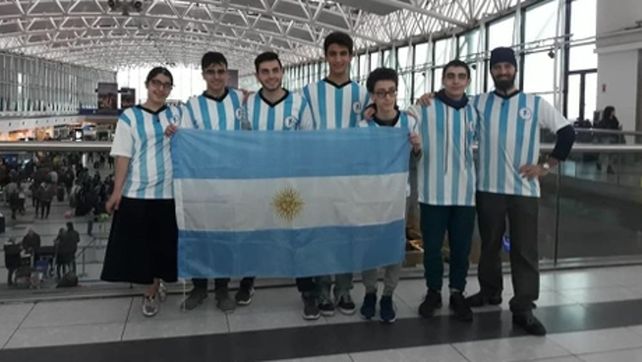 Ezeiza. El equipo completo posó en el principal aeropuerto argentino con la bandera celeste y blanca.