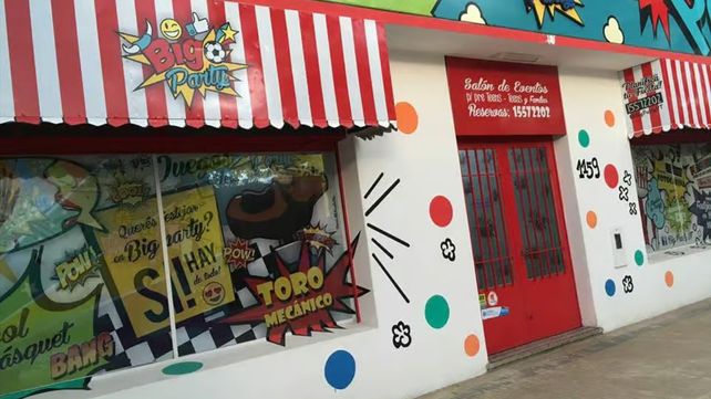 El salón de eventos de Venado Tuerto promociona en su fachada el toro mecánico.