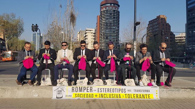 Hombres se sentaron a tejer en la mitad de la calle para dar una lección