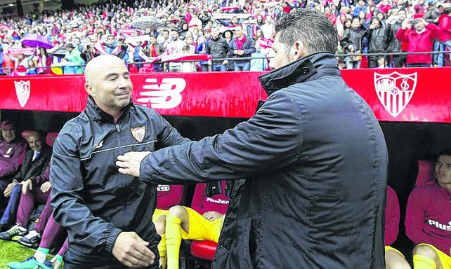 Los candidatos. Sampaoli y Simeone se acercan para abrazarse en el último partido entre Sevilla y Atlético de Madrid.&nbsp;