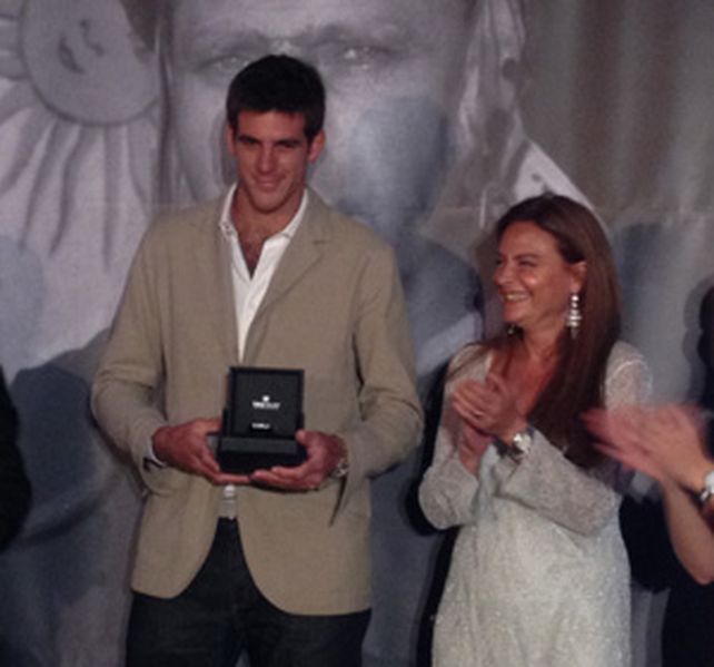 Del Potro posó para los fotógrafos con el galardón.