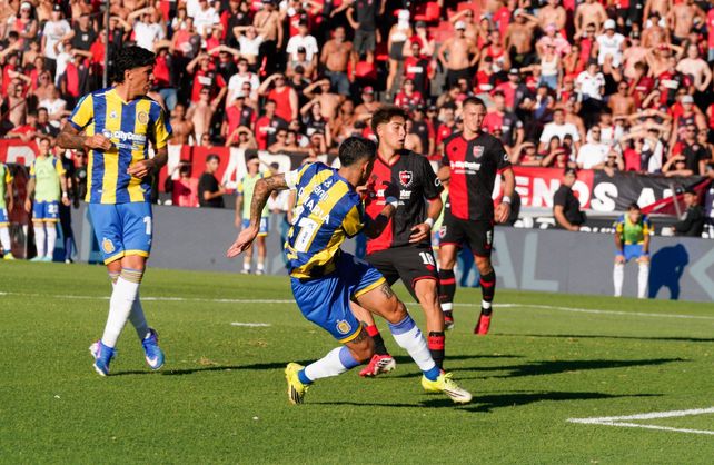 A lo Di María. Fideo la toma de aire tras el cabezazo de Ávila y marca el primer gol de Central en el clásico ante Newell's.