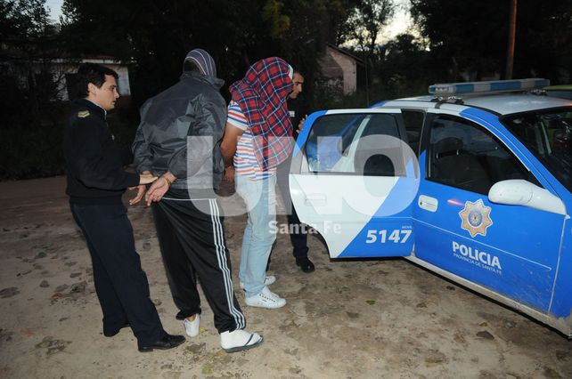 Arrestados. Los delincuentes trasladados a la subcomisaría 4ª de Colastiné.