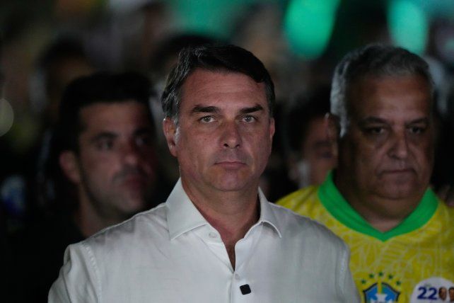 El senador brasileño Flávio Bolsonaro se fue de su país hacia Ecuador y pasó por Argentina el martes 27 de octubre de 2026.