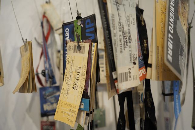 Algunos de los tickets que Granato guarda en su oficina, que es casi un pequeño museo propio del rock.