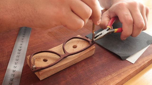 Una cooperativa de artesanos rurales lanzó una campaña para producir lentes de sol de madera