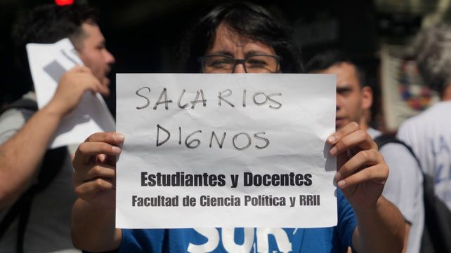 Los docentes de la UNR sostienen desde el inicio de la gestión de Milei un conflicto salarial.