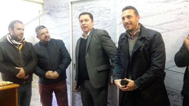 Más cerca. Corsalini (der.) encabezó la inauguración de la nueva oficina.