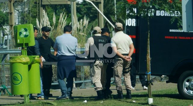 Así era retirado el cuerpo del hombre de 33 años hallado muerto en las aguas del dique I