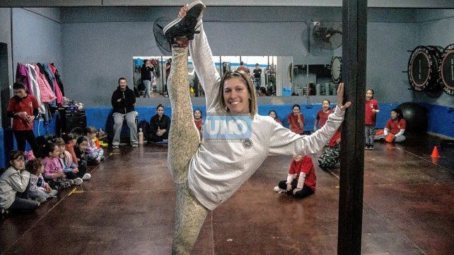 La gimnasta Dafne Romero práctica el deporte desde los 3 años. Compitió hasta los 18 al máximo nivel. Fue 10 años campeona Nacional